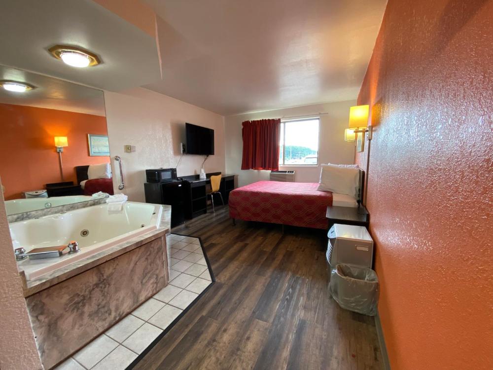 Queen Room with Spa Bath interior